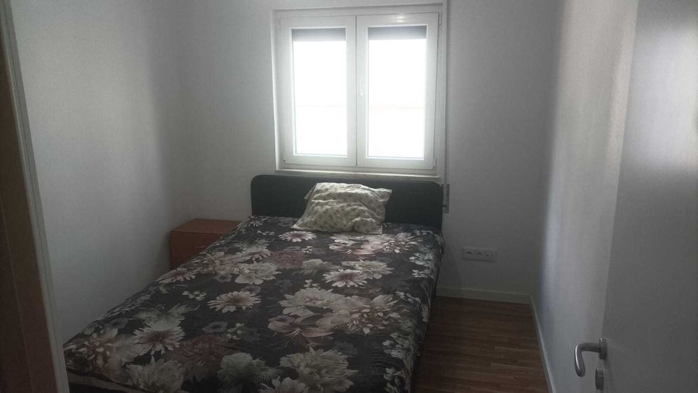 Quarto individual para arrendamento mensal, com cama de casal em Portimão