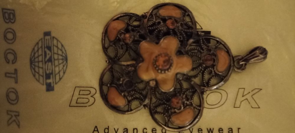 Богатая металлическая брошь