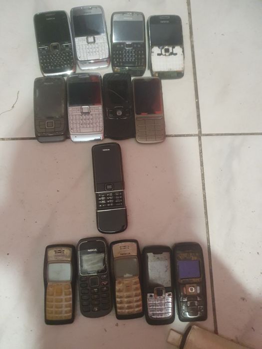 Кнопочні  Мобільні телефони Nokia