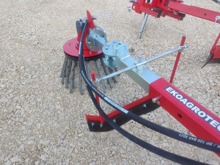 Odchwaszczacz hydrauliczny do kostki krawężników szczotka