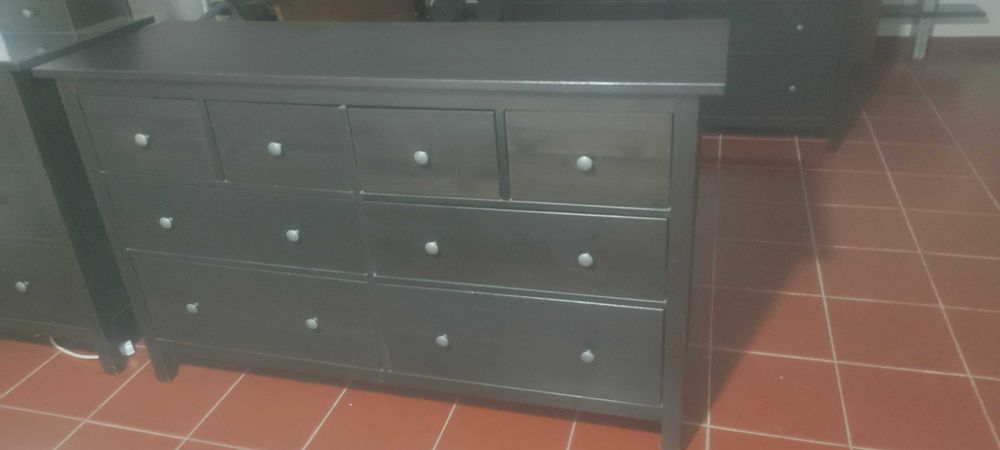 Cómoda de 8 gavetas em madeira preta