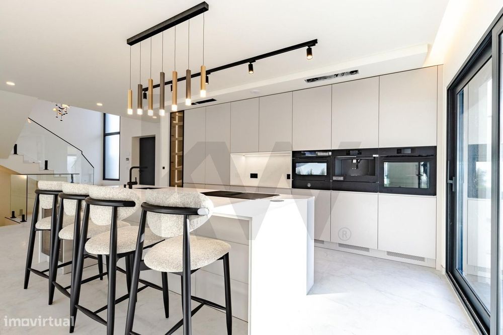 Moradia 4 suites, piscina aquecida e jardim para venda em Cascais