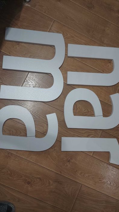 Надписи, слова логотипы буквы вывеска, указатель с пенополистирола