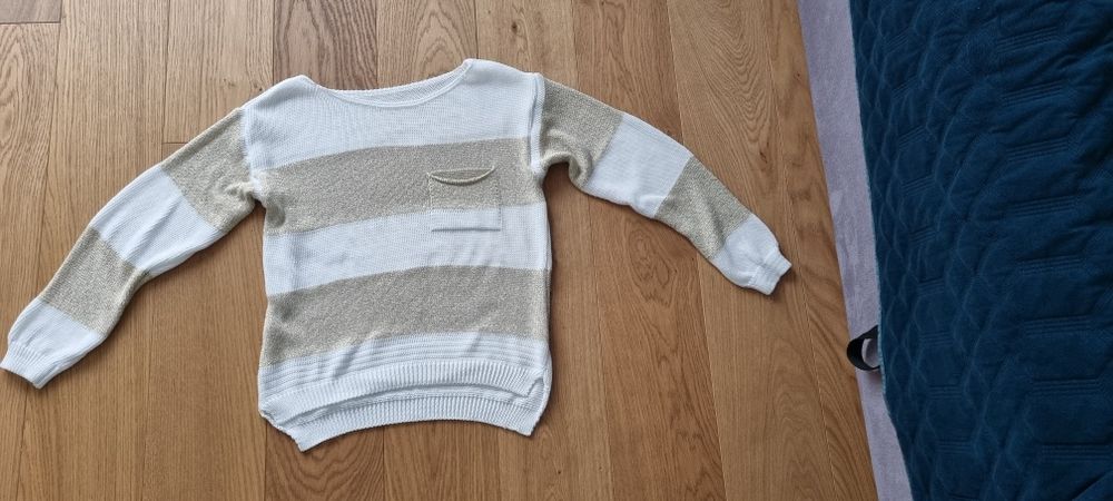 Sweterek że złota nitką