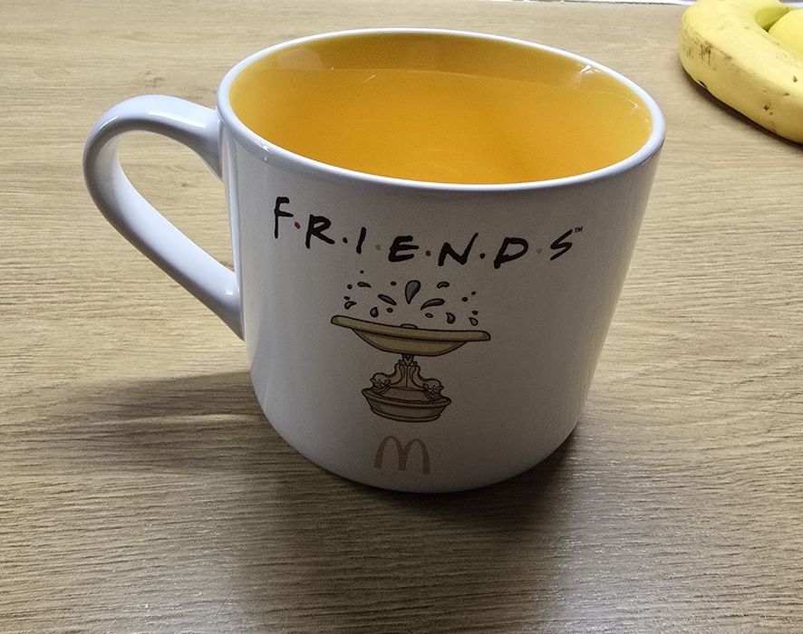 Kubek friends fontanna McDonald's.