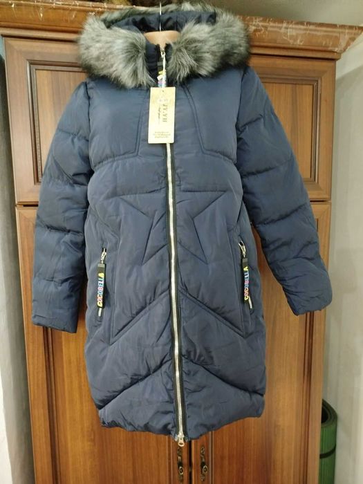 жіночий зимовий пуховик темно-синього кольору від бренду Cocobella
