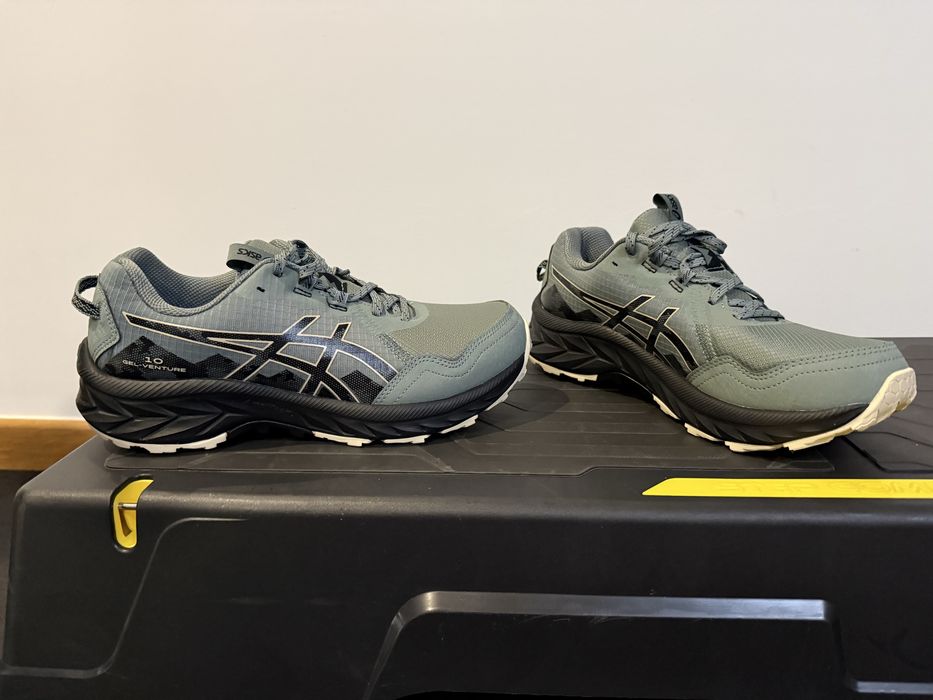 2 pares de tenis novos. Asics e adidas