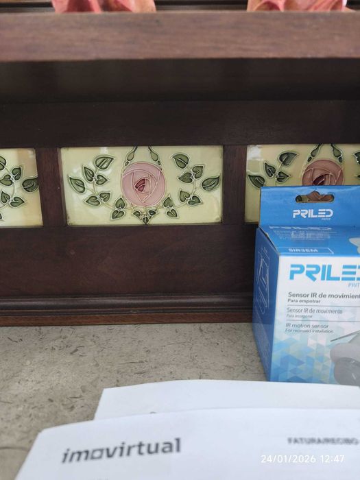 Móveis de sala de jantar em cerejeira com azulejos ingleses