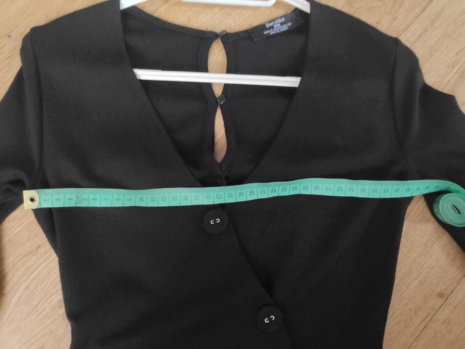 Seksowny czarny kombinezon mini XS Bershka