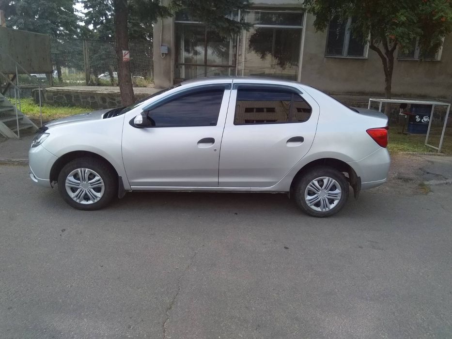 Рено Логан автомобиль