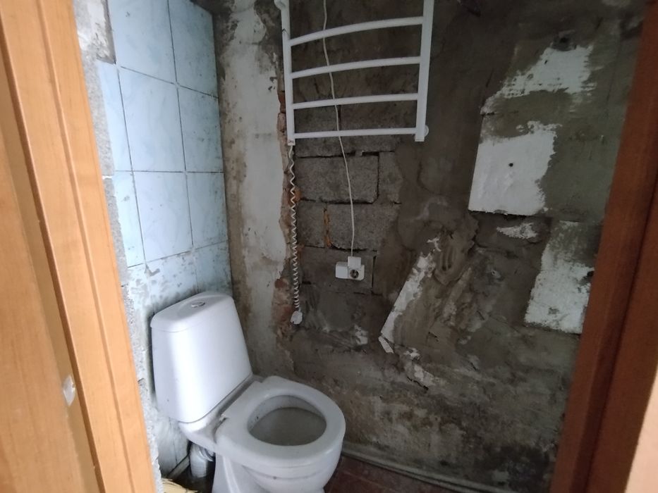 1-кімнатна квартира на 2 поверсі в м.Малин, хороший район, під капітальний ремонт, пічне опалення