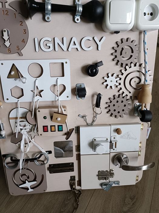 Tablica manipulacyjna drewniana z imieniem Ignacy