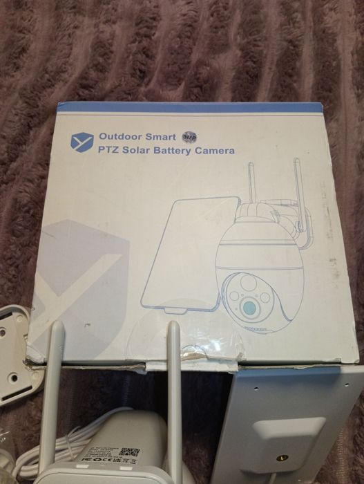 Безпровідна камера спостереження з сонячною панелькою
