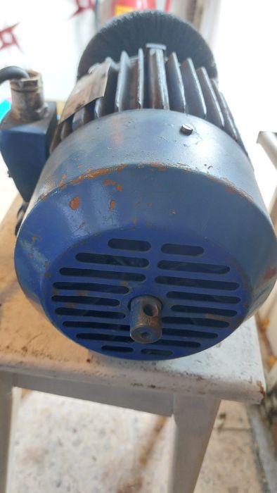Motor elétrico monofásico marca Rebor