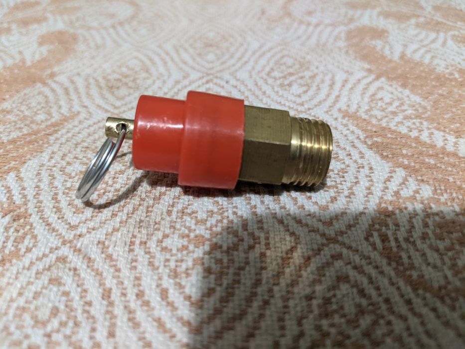 Воздухоотводной и подрывной защитные клапана.