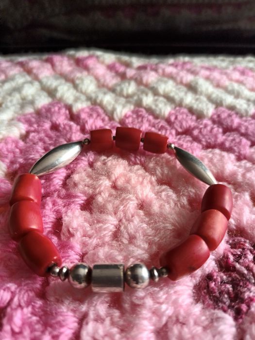 Srebra bransoletka z koralem