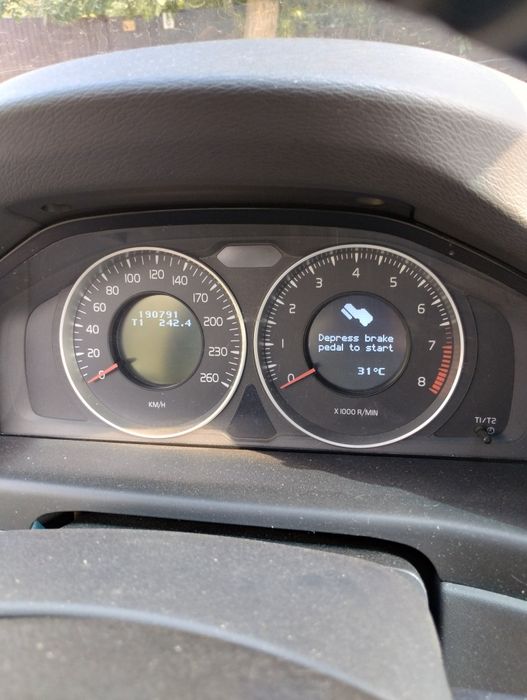 Volvo v 70.бенз . 191 т.км.2 литра . Цвет серый. Салон кожа черный.