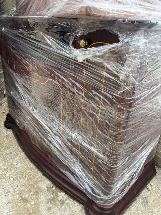 Venda de Banco antigo de madeira com estrutura em ferro fundido.