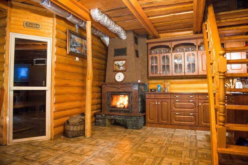 Здам в оренду дерев'яний котедж на березі гірської річки.