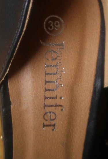 Czarne koturny, Jennifer CCC