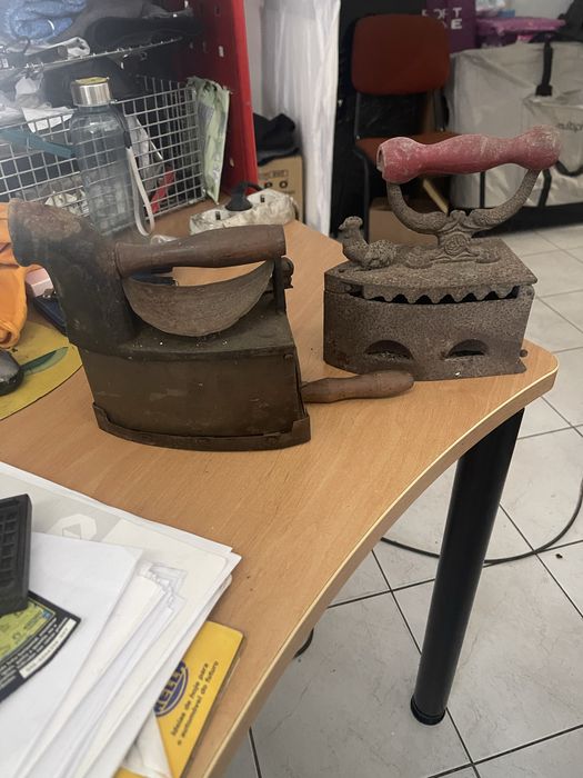 Vendo estes dois ferro de passar a ferro muito antihos