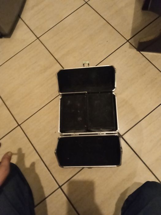 Mały kuferek na kosmetyki, biżuterię