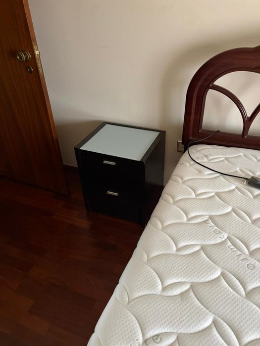 Cama com colchão vibratório, roupeiro , comoda , mesas de cabeceira