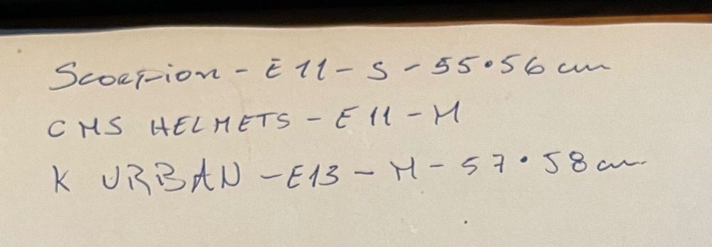 Três capacetes de mota