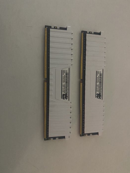 Оперативна пам'ять Corsair RGB 16GB DDR4 2*8 GB та інша пам‘ять