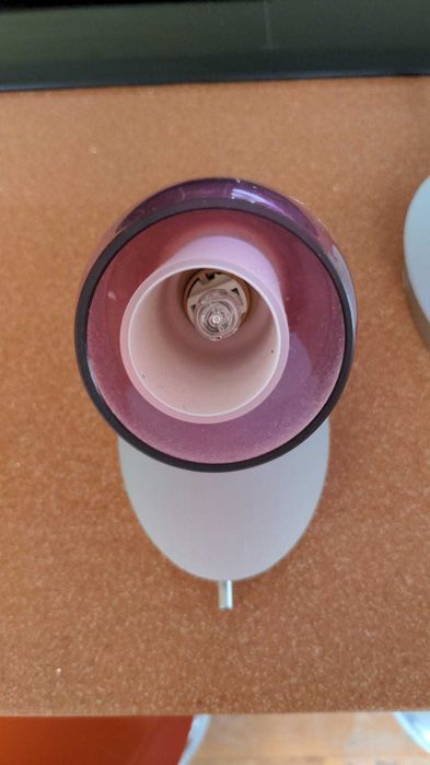 Apliques totalmente orientáveis em vidro rosa com base em aço inox