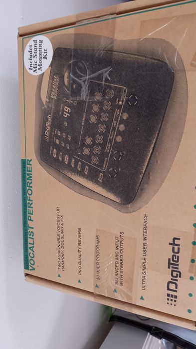 Vocalist  nowe. z Utah USA z mikrofonem