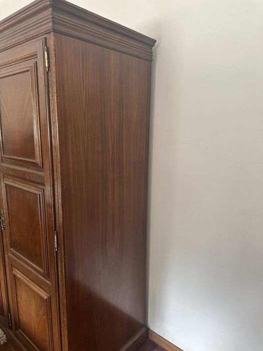 Armário / Roupeiro Antigo de 3 Portas em Madeira Trabalhada