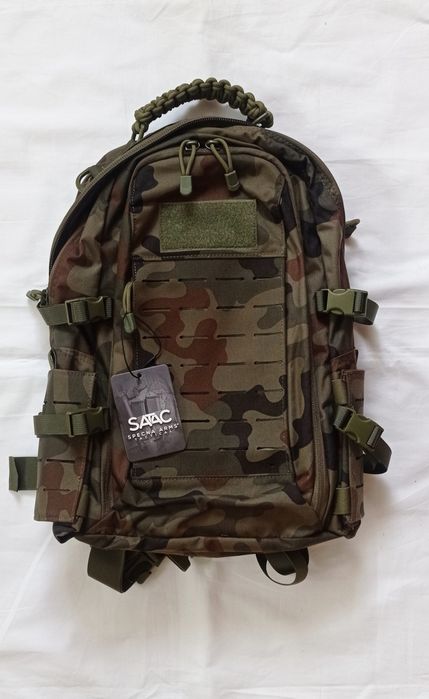 Mochila de camuflada nova