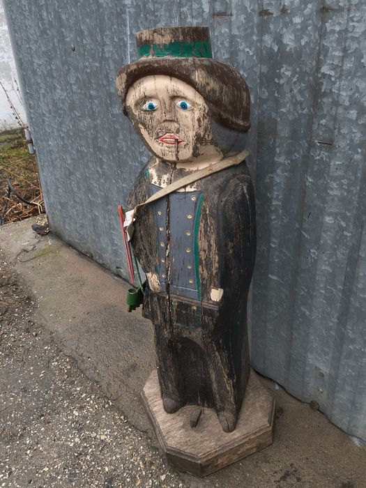 Zabytkowa rzeźba drwal