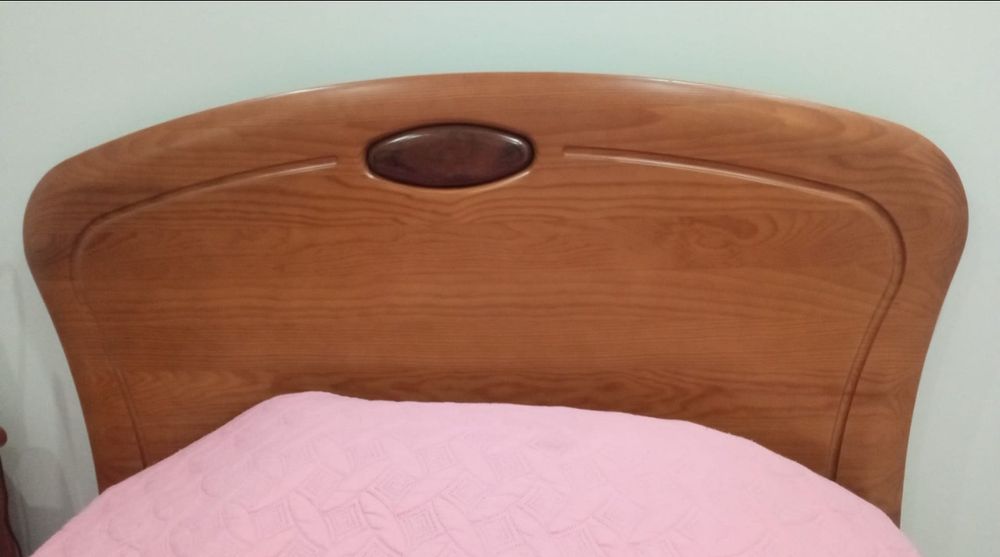 Mesinha de cabeceira, cabide e cama para quarto de criança/solteiro