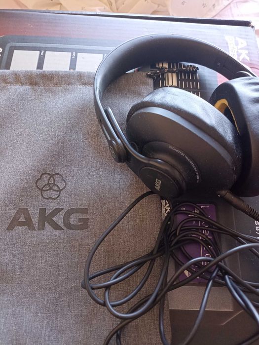 equipamento de estúdio: AKAI MPD 26 + AKG K-371 + SWISSONIC EasyKey 49