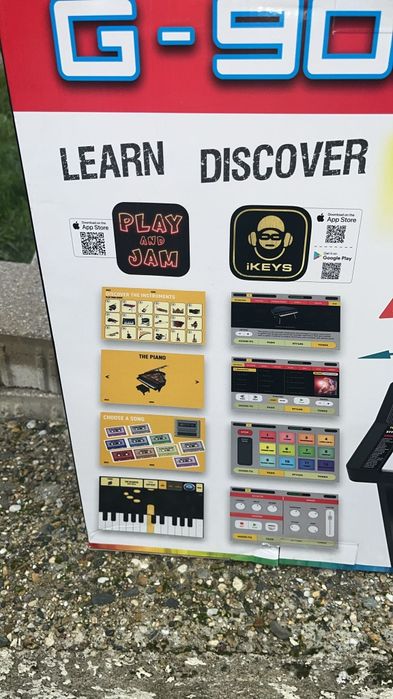 Piano com banco incluindo