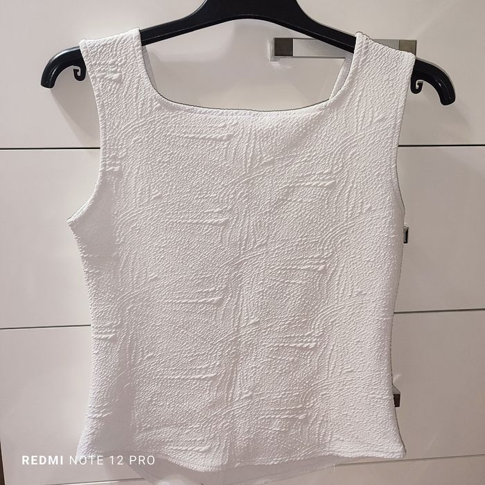 Bluzka ma ramiączkach