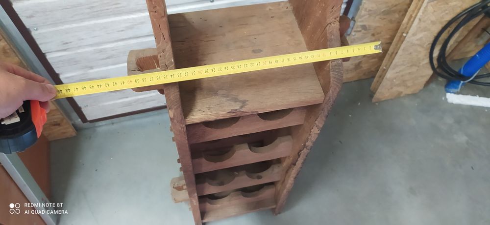 masywny ozdobny stojak na wino stare drewno