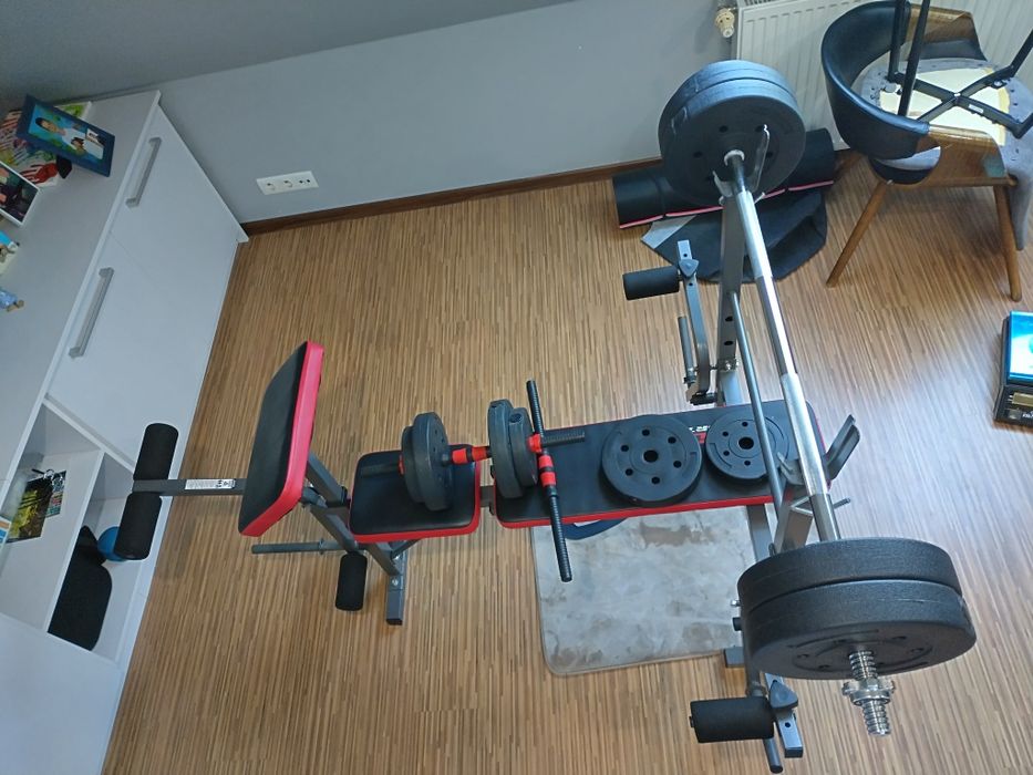 Ławeczka do ćwiczeń ze sztangą i modlitewnikiem