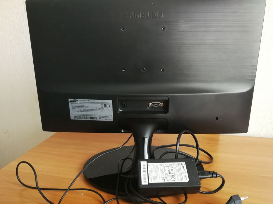 Монітор Samsung  S19D300ny.