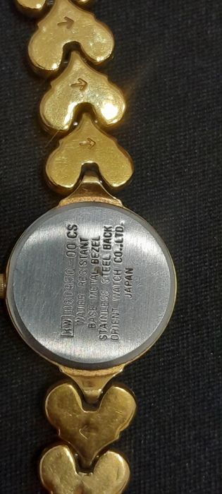 Relógio de senhora de corda muito ilegante.