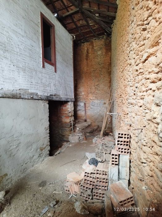 Vende se ou troca se por outra casa na aldeia para reconstruir