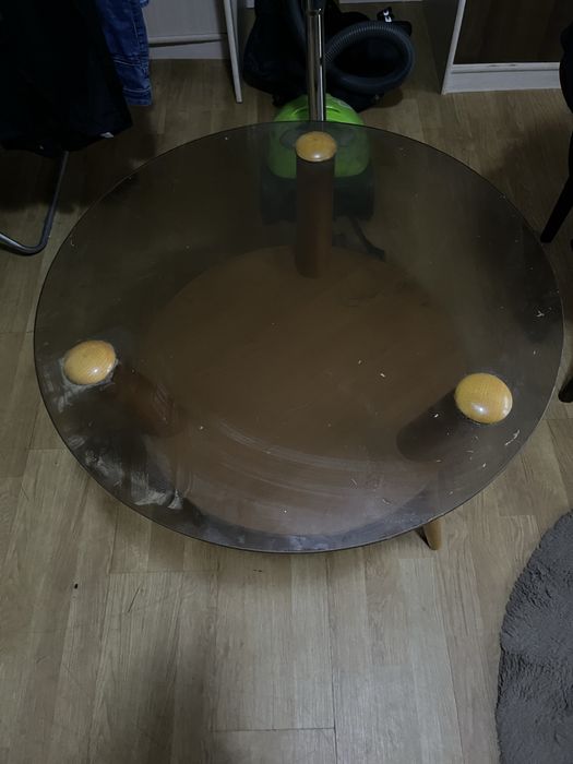 Stolik szklany na 3 nogach