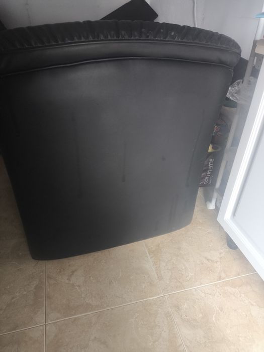 Sofás em pele pretos. Um terne e dois de um