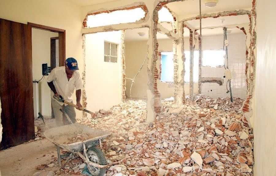 Com martelo elétrico, marreta, . - DEMOLIÇÕES!