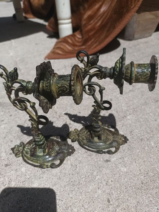Castiçais de parede em bronze.
