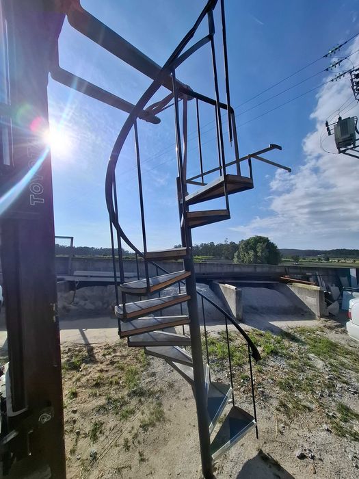 Escada redonda em ferro e madeira com 2.50m altura e outra com 2.70m