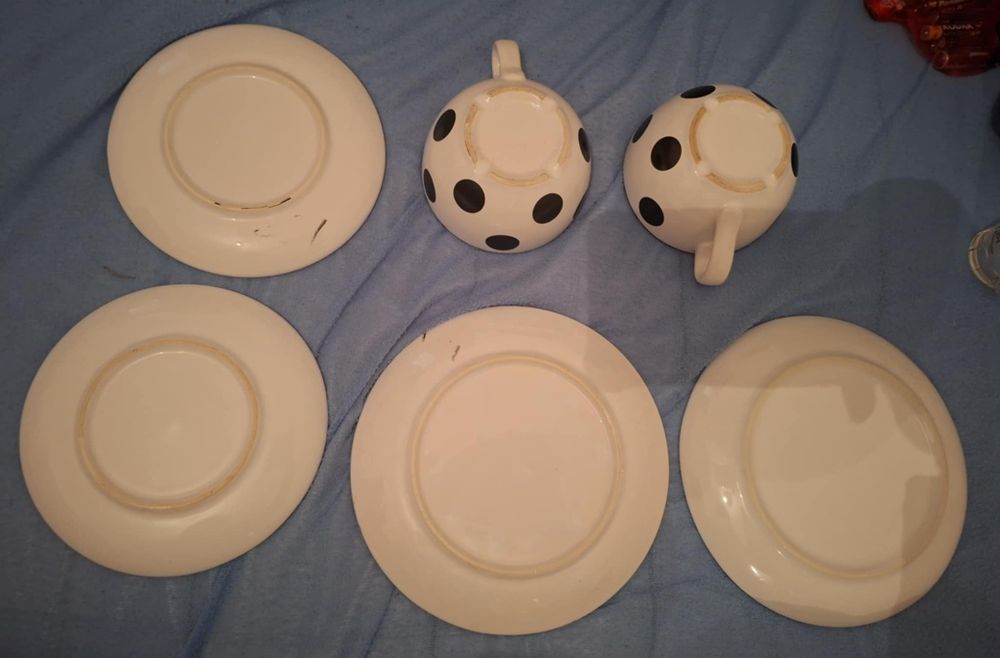 Conjunto de café com bolinhas pretas