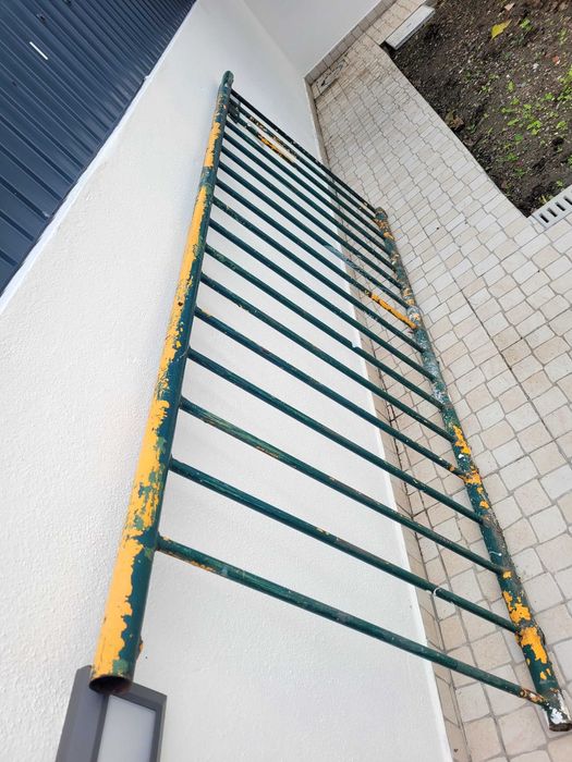 Grade de ferro com 2,15 m de largura e 84 cm de altura